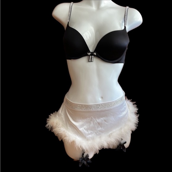 Victoria’s Secret Very Sexy Holiday Bra, Thong, & Skirt Set - Picture 3 of 15